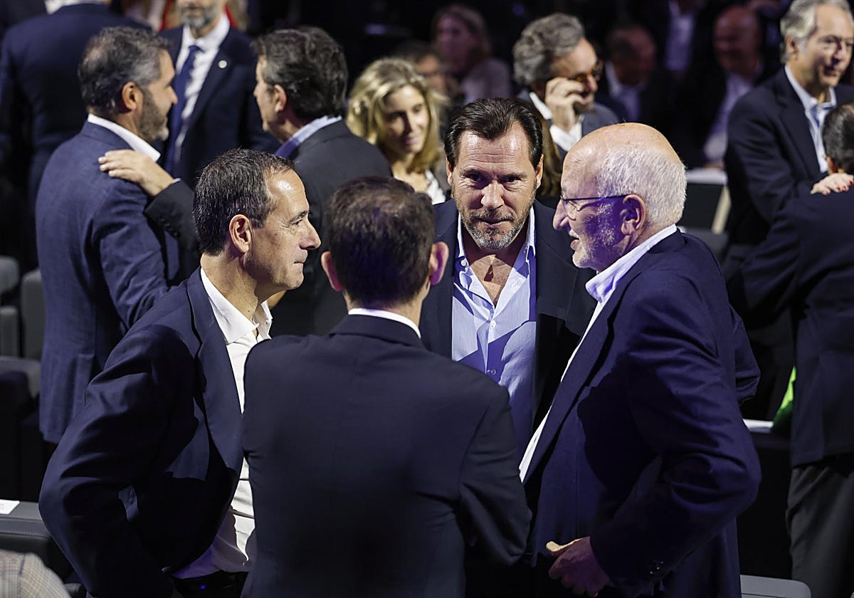 El ministro de Transportes, Óscar Puente, conversa con el presidente de Mercadona, Juan Roig, y el consejero delegado de CaixaBank, Gonzalo Gortazara
