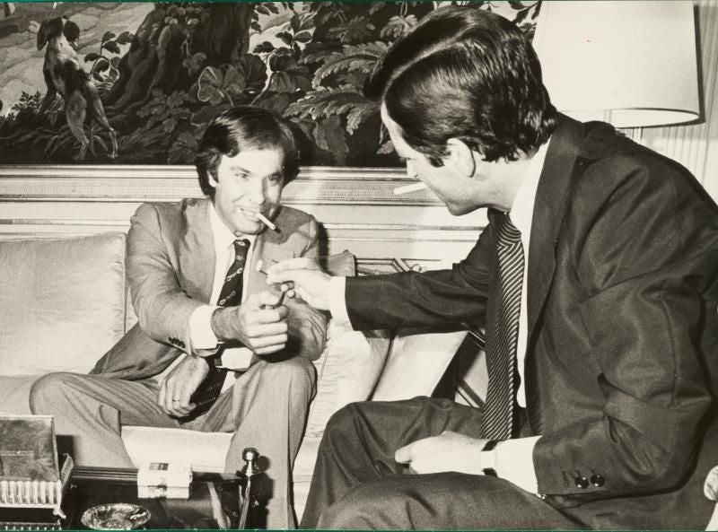 Suárez (UCD) ganó las primeras elecciones democráticas y Felipe González (PSOE) fue la gran sorpresa al quedar segundo. La imagen es de días después de celebrarse las elecciones