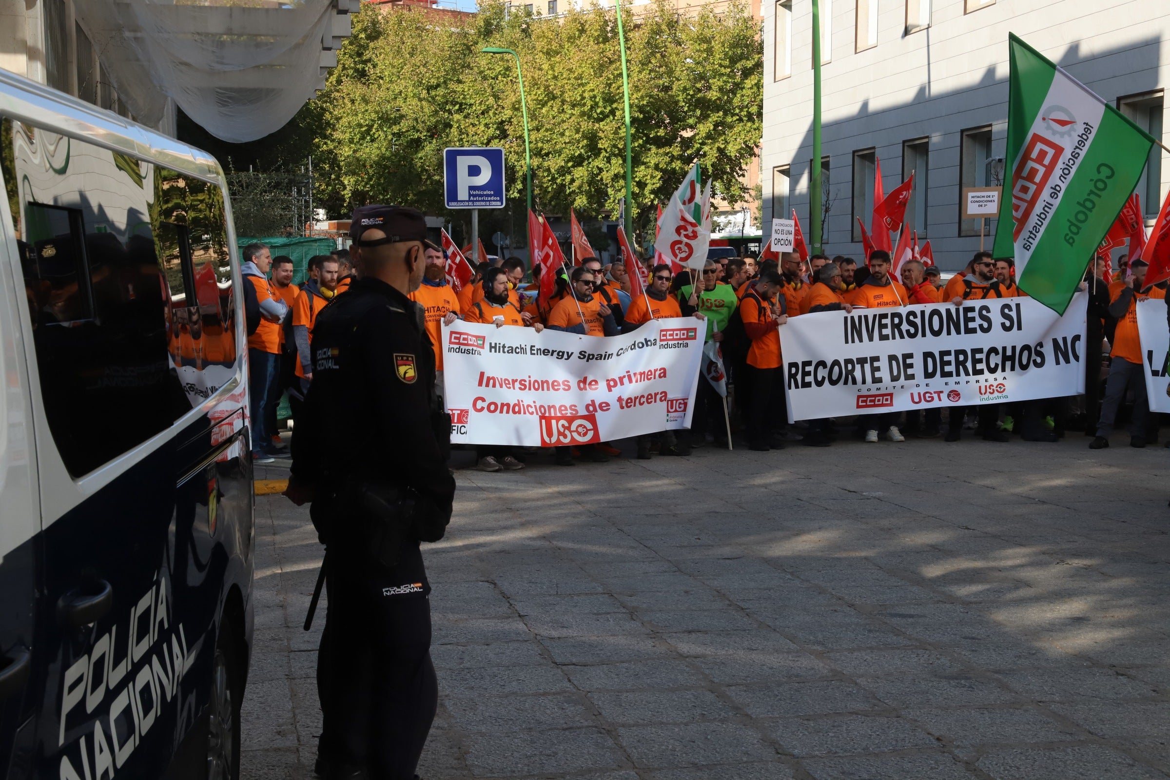 En imágenes, la tensa jornada de la plantilla de Hitachi en Córdoba