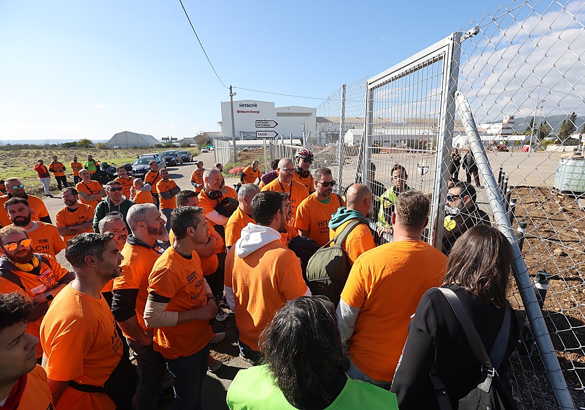 Trabajadores de Hitachi se agolpan en el acceso a la planta cerrado por decisión de la empresa