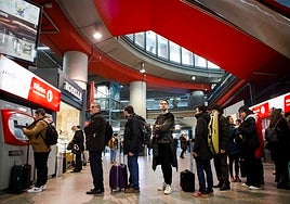 Guerra cruzada entre los Gobiernos de Sánchez y Ayuso por las deudas del Cercanías