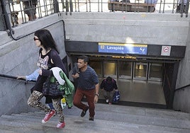 El fiscal pide seis años de cárcel y la expulsión del país por una paliza homófoba en el Metro