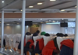 «La frontera de su deshumanización»: una naviera cubre con plásticos al asiento de los migrantes