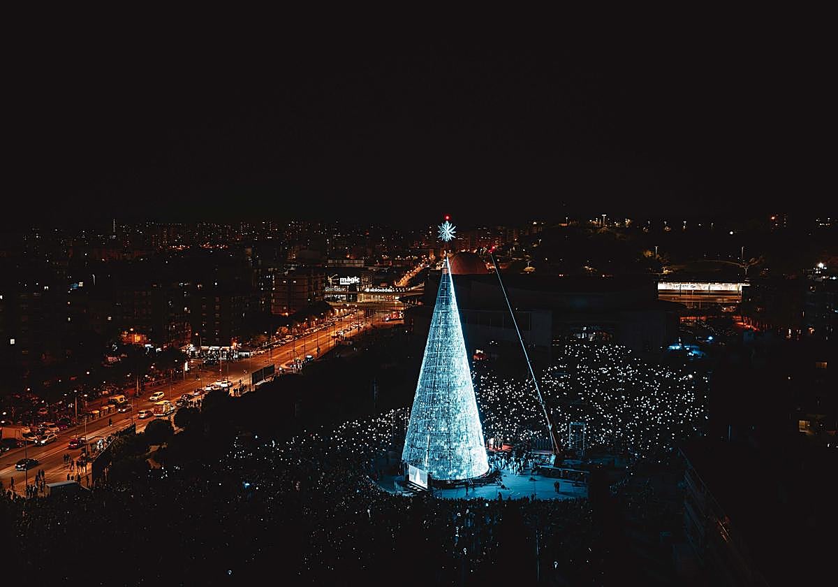 Encendido de luces de Navidad en Badalona: el árbol gigante repite, horarios de la iluminación y calles con decoración