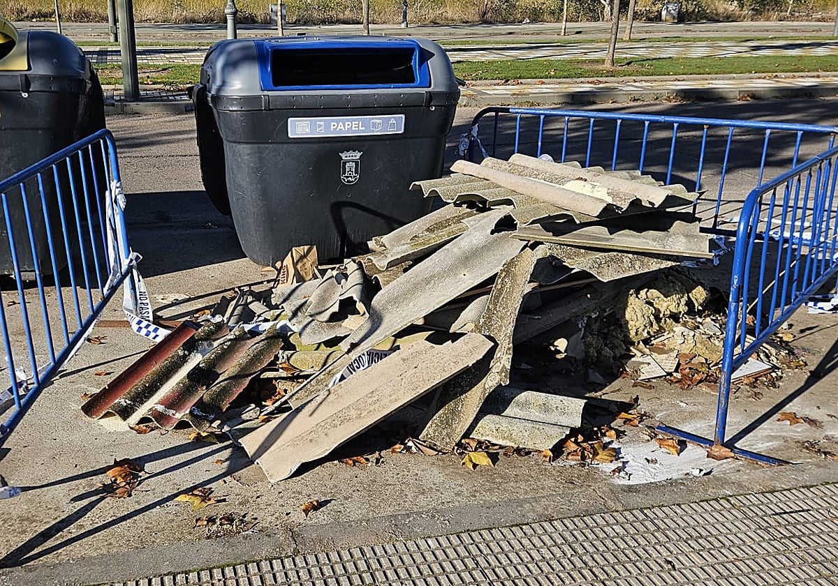 Vertido de amianto junto a un contenedor en la vía pública