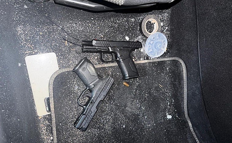 Imagen principal - Armas incautadas a algunos de los agresores; en las fotos inferiores, parte de las marcas, aún visibles, del agente agredido en Entrevías, y carteles de burla tras el ataque a agentes de paisano en Alcalá