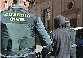 Pena de 30 años de cárcel para dos hermanos por agresión sexual a una joven a la que dejaron atada en un gallinero