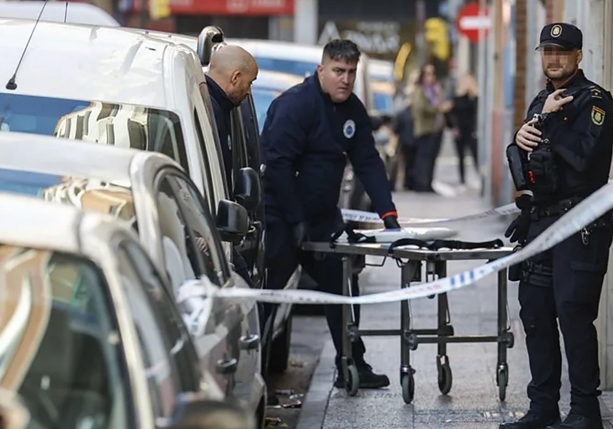 Precinto policial en la vivienda del barrio de San José, en la capital aragonesa, donde se produjo el homicidio el pasado 4 de noviembre
