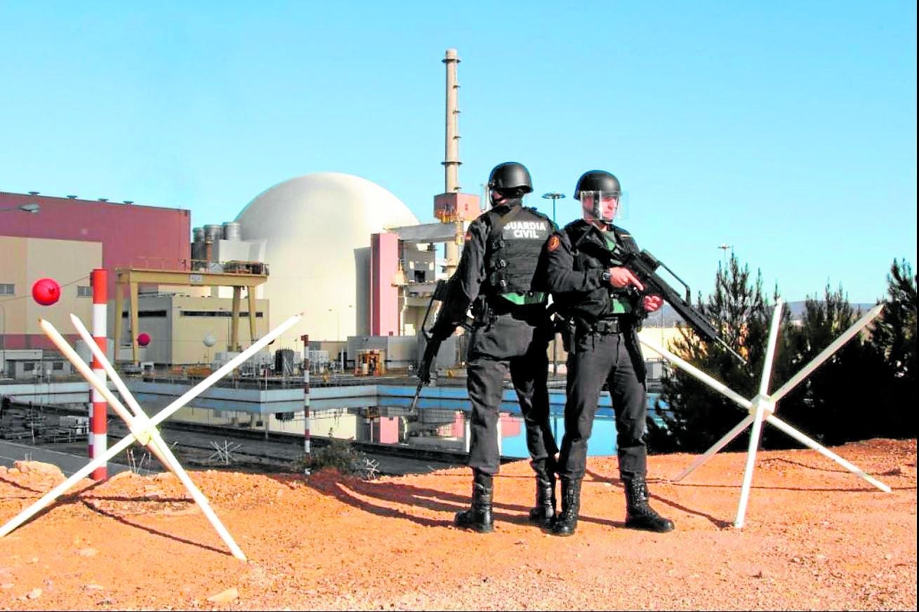 Agentes de la Guardia Civil protegiendo los reactores