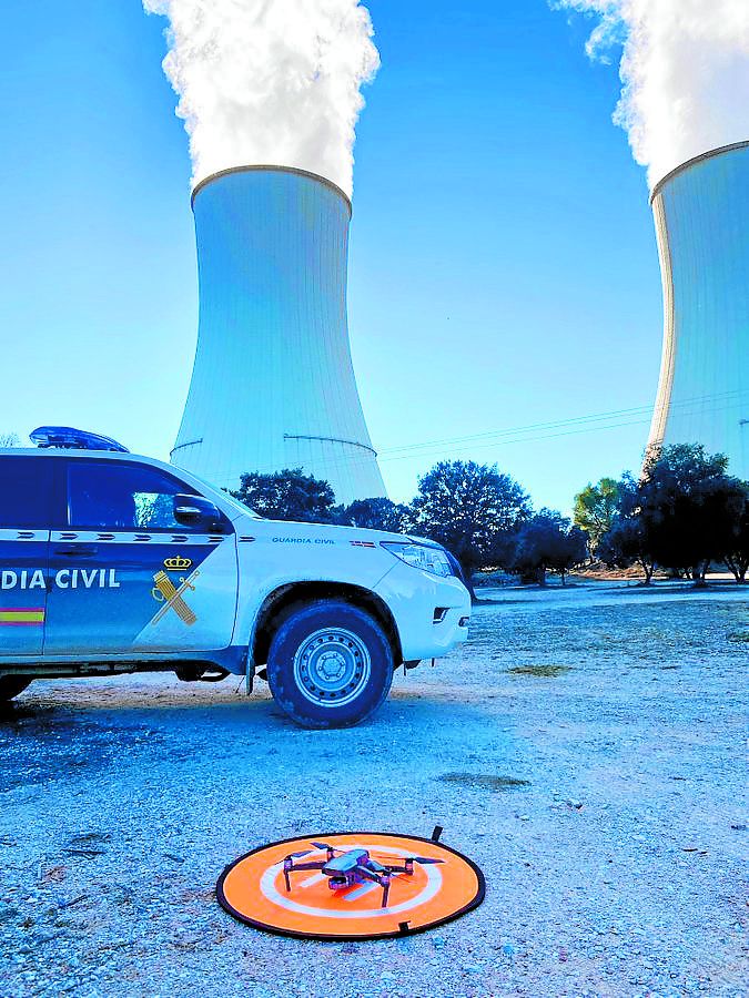 uno de los coches patrulla en el interior de otro de los recintos