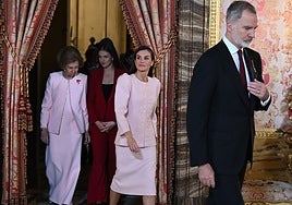 El rosa como unión entre Reinas y el abrazo de la Heredera a su abuela: el emotivo homenaje de Felipe VI a la Reina Sofía