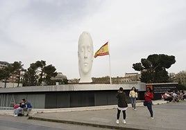 Colón se rinde a 'Julia': la escultura de Plensa renueva por séptimo año