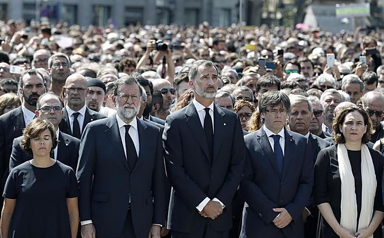 Imagem principal - Don Felipe, concentrado contra os ataques jihadistas em Las Ramblas, ouve as vítimas do Dan e conversa em La Palma com as vítimas da erupção vulcânica.