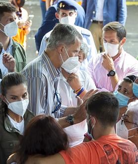 Imagem secundária 2 - Don Felipe concentrado contra os ataques jihadistas em Las Ramblas, ouvindo as vítimas do Dan e conversando em La Palma com as vítimas do vulcão.