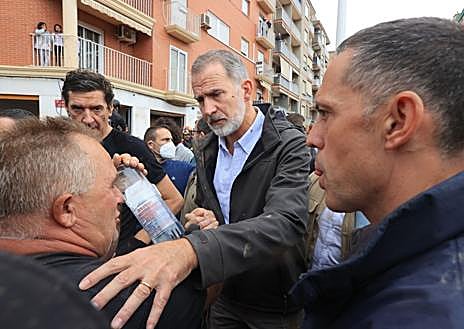 Imagem secundária 1 - Don Felipe concentrado contra os ataques jihadistas em Las Ramblas, ouvindo as vítimas do Dan e conversando em La Palma com as vítimas do vulcão.