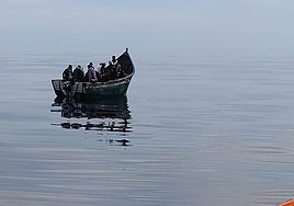 Cinco años de cárcel para los dos pilotos de una patera con casi 30 personas que pagaron 8.000 euros por el viaje a las costas de Almería