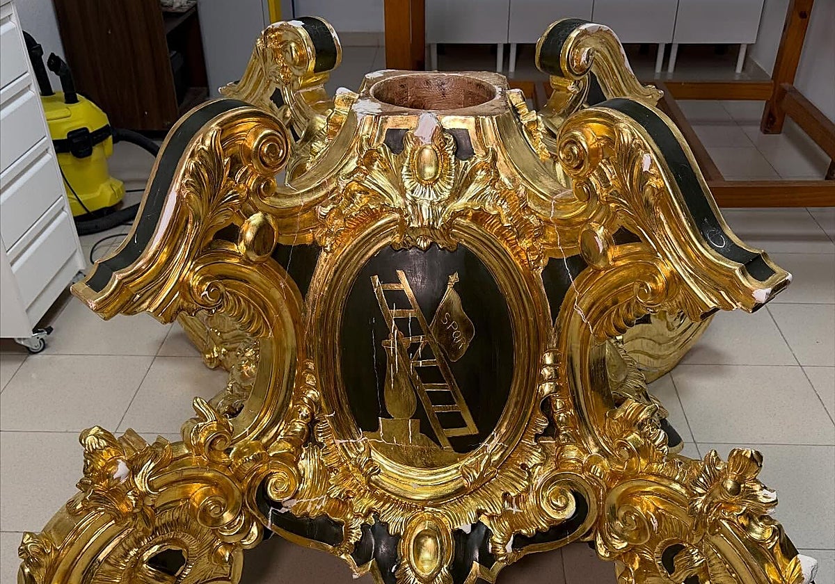 La peana del Cristo de Gracia, en el taller de José Luis Ojeda