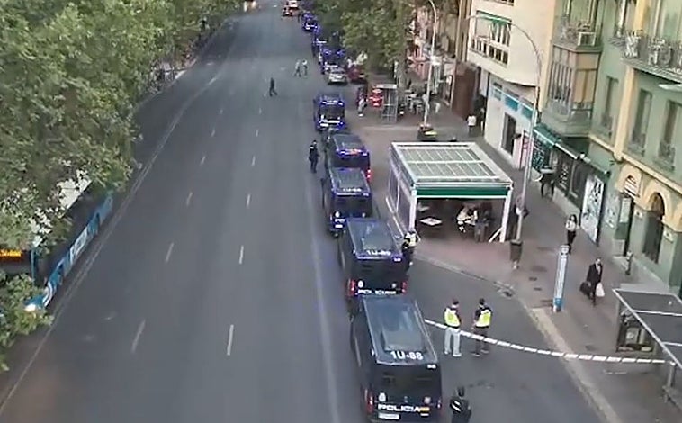 Imagem principal - A Polícia Nacional invadiu o edifício no final de Outubro; abaixo está um dos temporizadores instalados nas portas dos quartos e uma mulher sai do portal