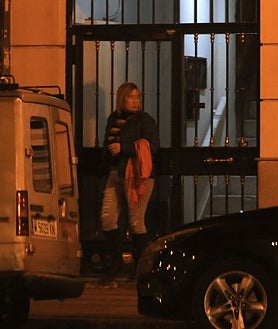 Segunda imagem 2 - A Polícia Nacional invadiu o edifício no final de Outubro; abaixo está um dos temporizadores instalados nas portas dos quartos e uma mulher sai do portal