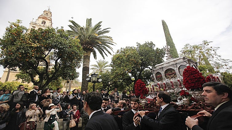 Rogativas, agradecimientos y celebraciones: las 16 veces que los Santos Mártires de Córdoba han salido a la calle
