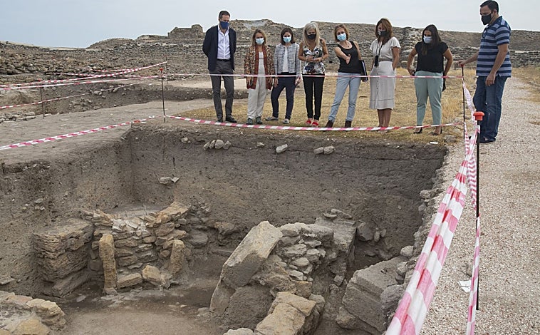 Imagen principal - Arriba, la panadería encontrada entre 2019 y 2020. Debajo, el yacimiento en 2006 y un capitel de un templo en 2001, cuando el recinto estaba poco cuidado