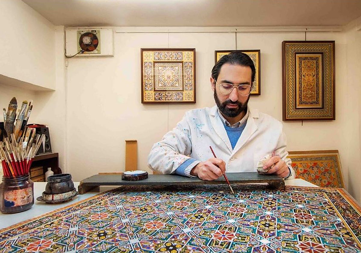 El artista cordobés José Carlos Villarejo en su taller siguiendo la tradición del guadamecí Omeya