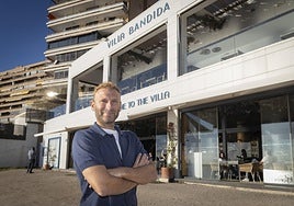 Lucas Gisbert, uno de los socios del grupo Cala Bandida, delante de uno de sus cuatro restaurantes