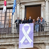 El alcalde de Toledo, Carlos Velázquez, ha presidido el acto de colocación del lazo blanco en la balconada del Ayuntamiento