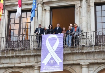 Sólo el PP acude al acto de colocación del lazo blanco contra la violencia machista en el balcón del Ayuntamiento de Toledo