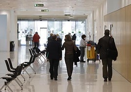 Roban a golpes a un hombre en Córdoba un anillo y un patinete a punta de navaja tras llamar al timbre de su casa