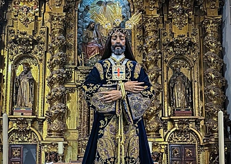 Imagem Secundária 1. A foto acima mostra Jesus de los Reyes se beijando em San Lorenzo. Embaixo à esquerda: Salvo durante o culto extraordinário deste domingo. À direita: Jesús Umilde na capela sacramental da Confraria de La Merced.