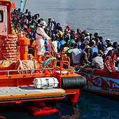 Rescatados 260 inmigrantes de dos cayucos en El Hierro, con más de 50 menores a bordo