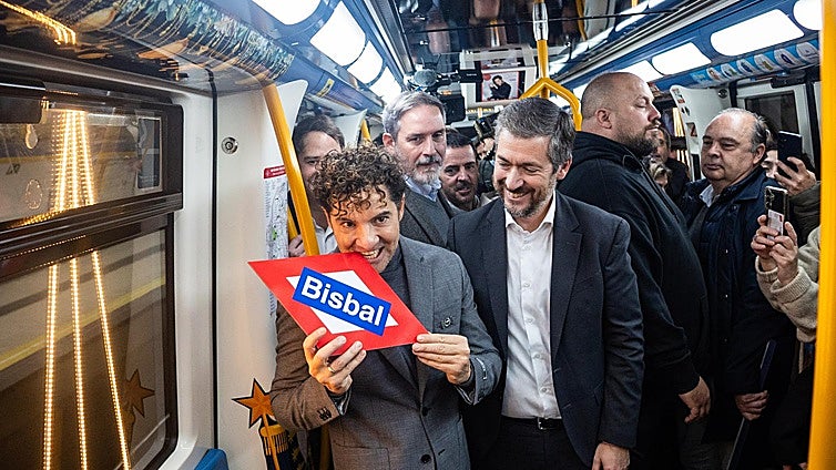 David Bisbal inaugura el Tren de la Navidad de Metro de Madrid con un concierto sorpresa