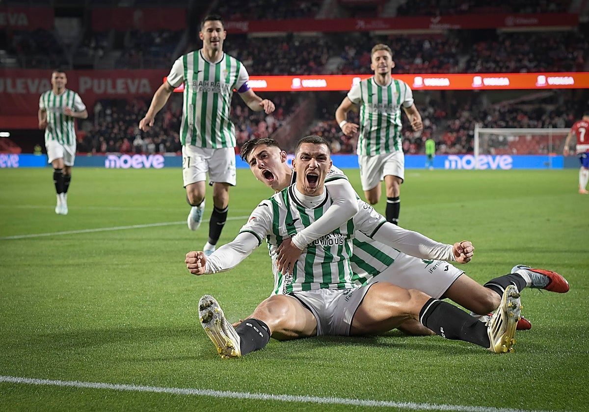 Adrián Fuentes celebra con sus compañeros su gol ante el Granada