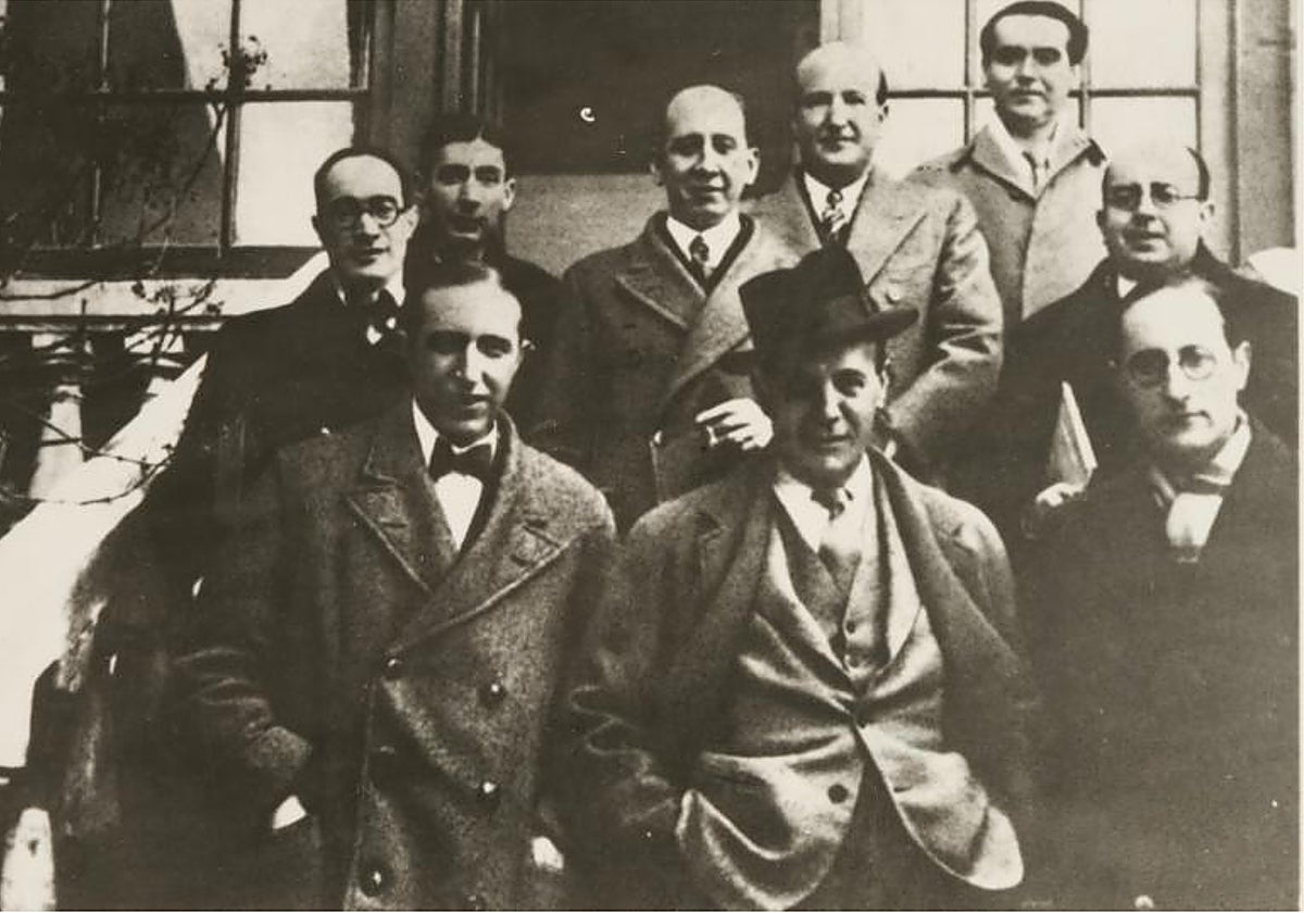 En primer término: Pedro Salinas, Ignacio Sánchez Mejías y Jorge Guillén; detrás Antonio Marichalar, José Bergamín, Corpus Barga, Vicente Aleixandre, Federico García Lorca y Dámaso Alonso.