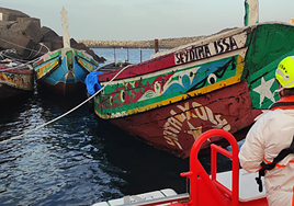 Rescatado un cayuco con 150 inmigrantes en El Hierro y varios niños