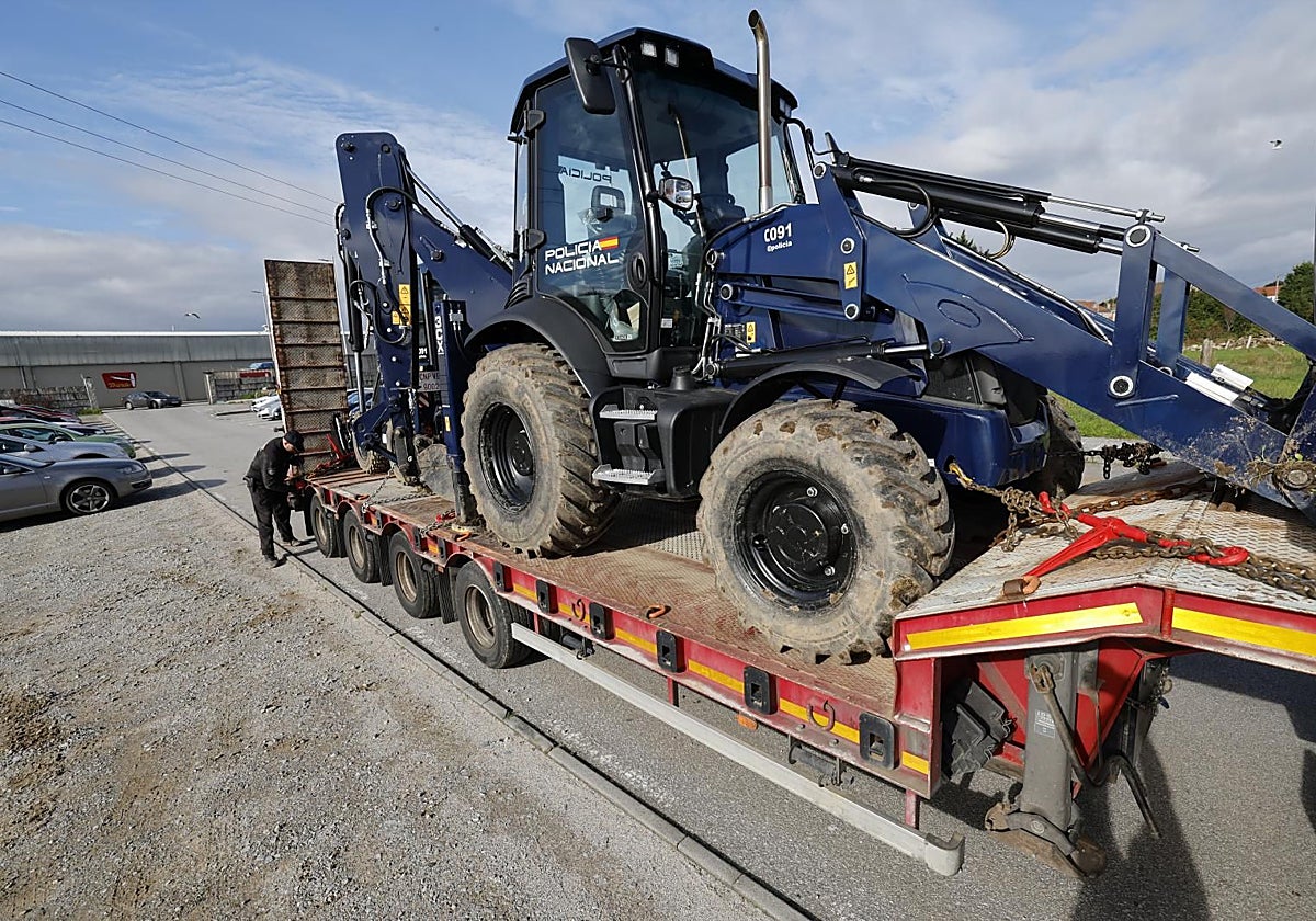 Maquinaria usada por la Policía en un registro este miércoles en Vilanova de Arousa, Pontevedra