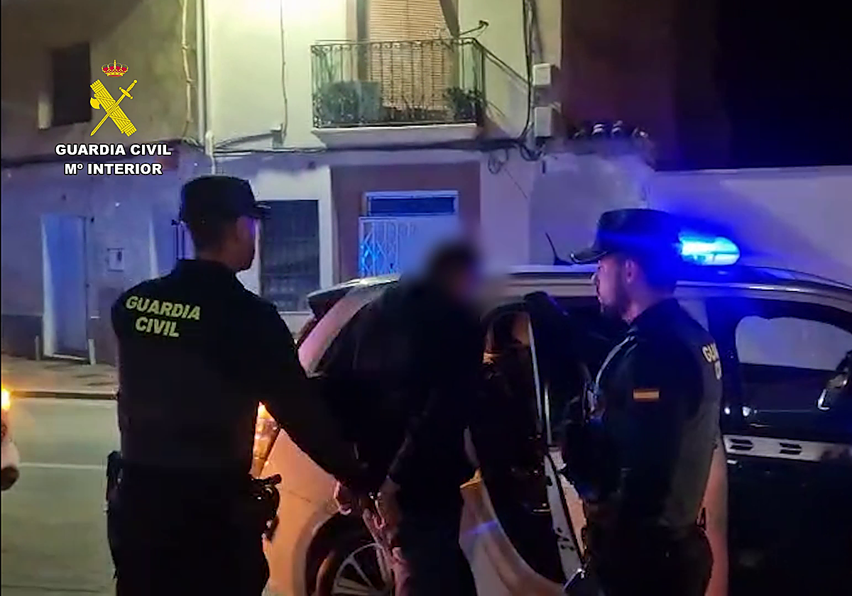 Imagen de un detenido con una orden internacional de extradición en San Juan, Alicante