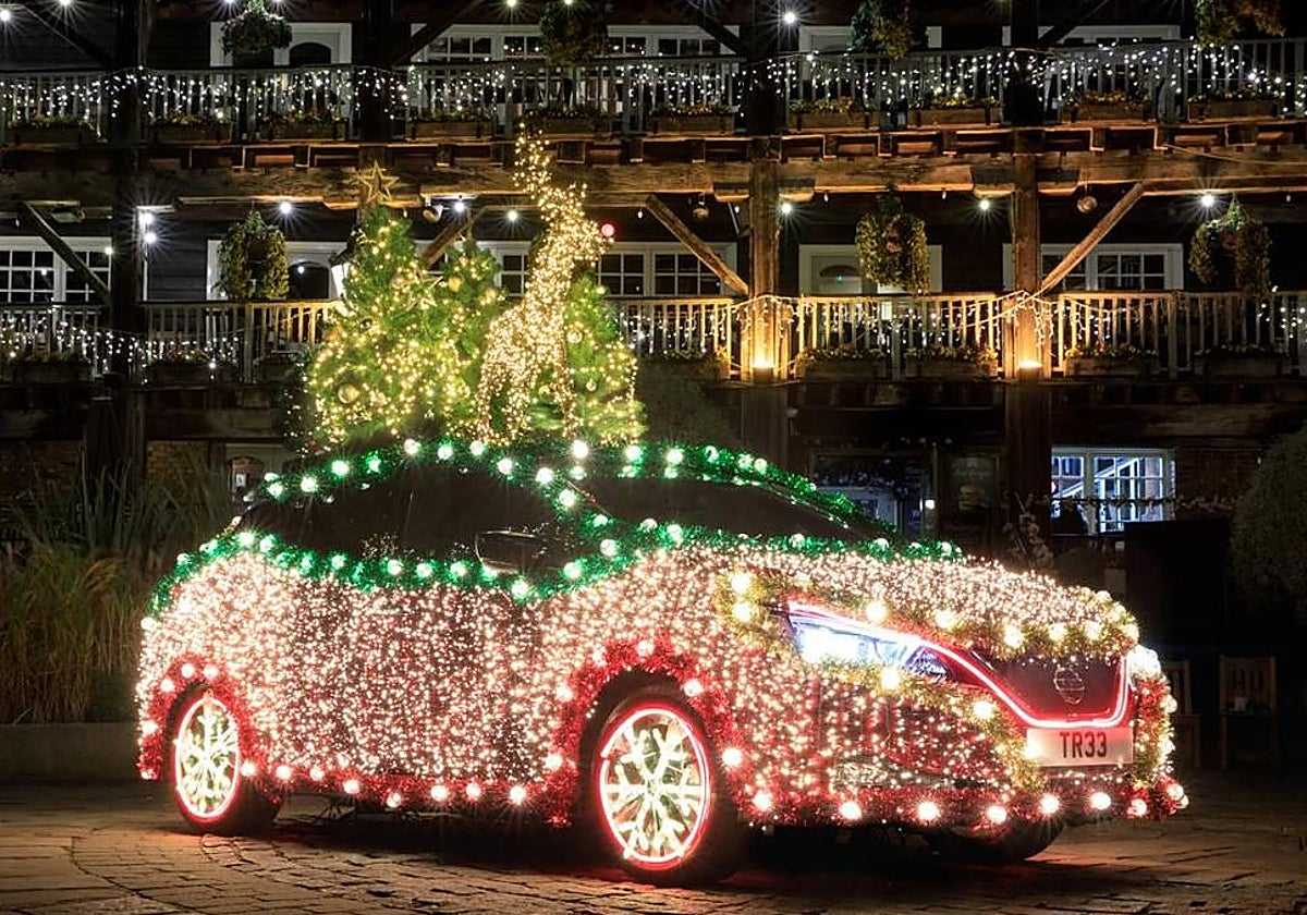 Un coche iluminado con luces navideñas