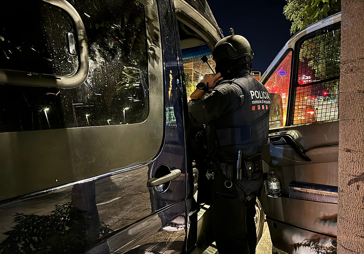 Uno de los agentes que participa en el operativo de la Policía catalana contra