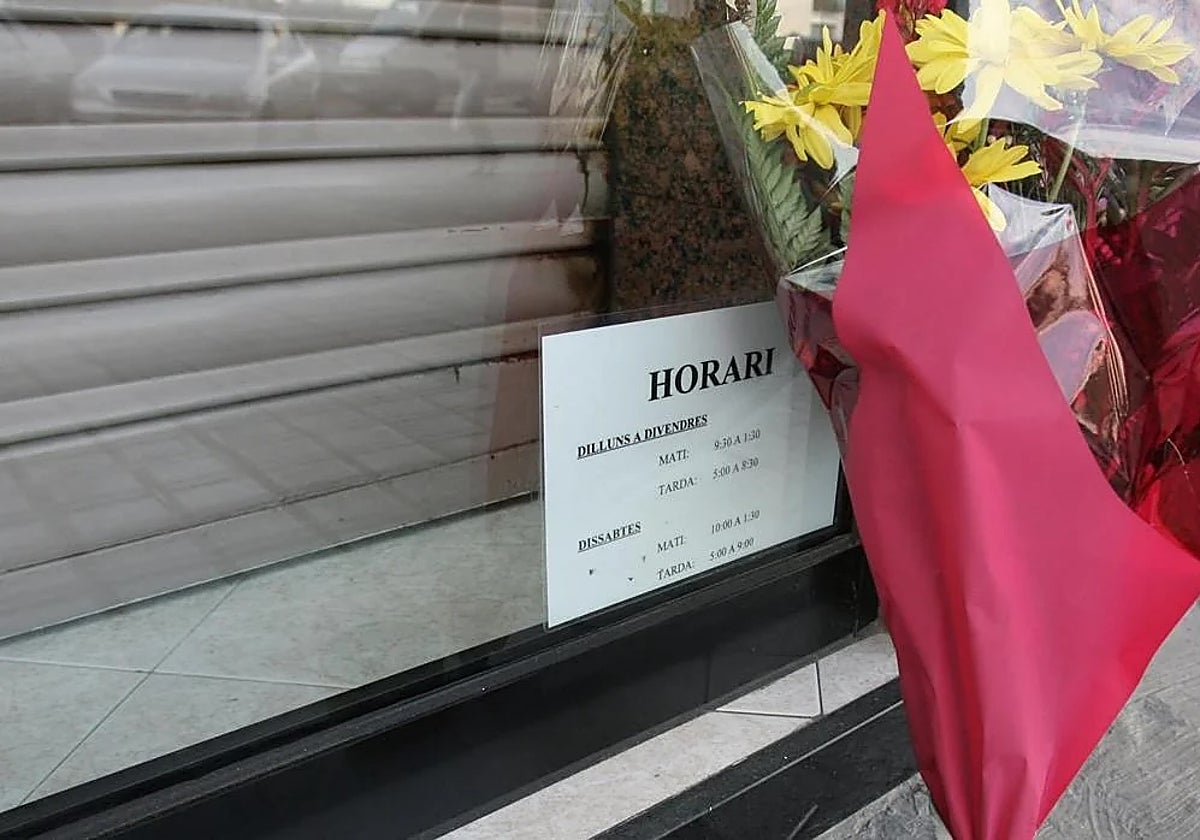 Un ramo de flores junto al cierre de la zapatería de Sabadell en 2007