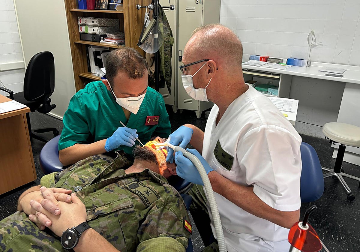 Alférez Rafael Gallardo dando servicio a la Brigada Rey Alfonso XIII de la legión