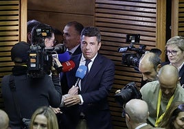 Mazón reaparece en las Cortes Valencianas para votar a favor de Pérez Llorca