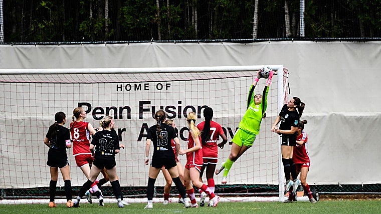 Daniela, guarda-redes do Madrid, durante um jogo com a sua equipa Penn Fusion.