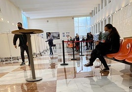 Sanidad vuelve a recomendar el uso de la mascarilla en los hospitales y centros de salud valencianos