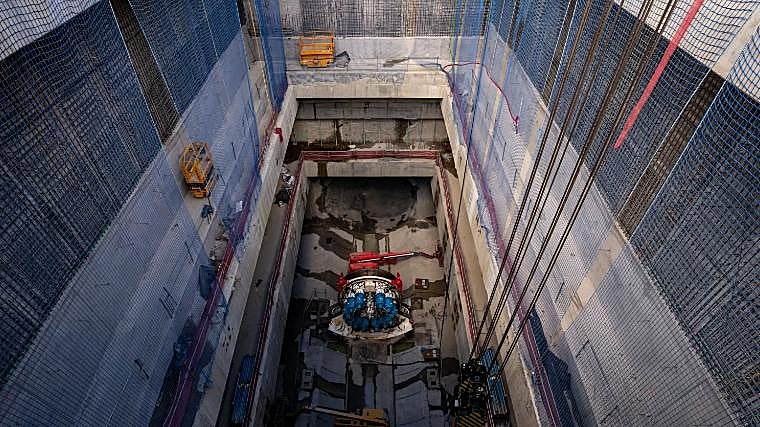 Montagem de uma perfuradora de túneis no início da escavação