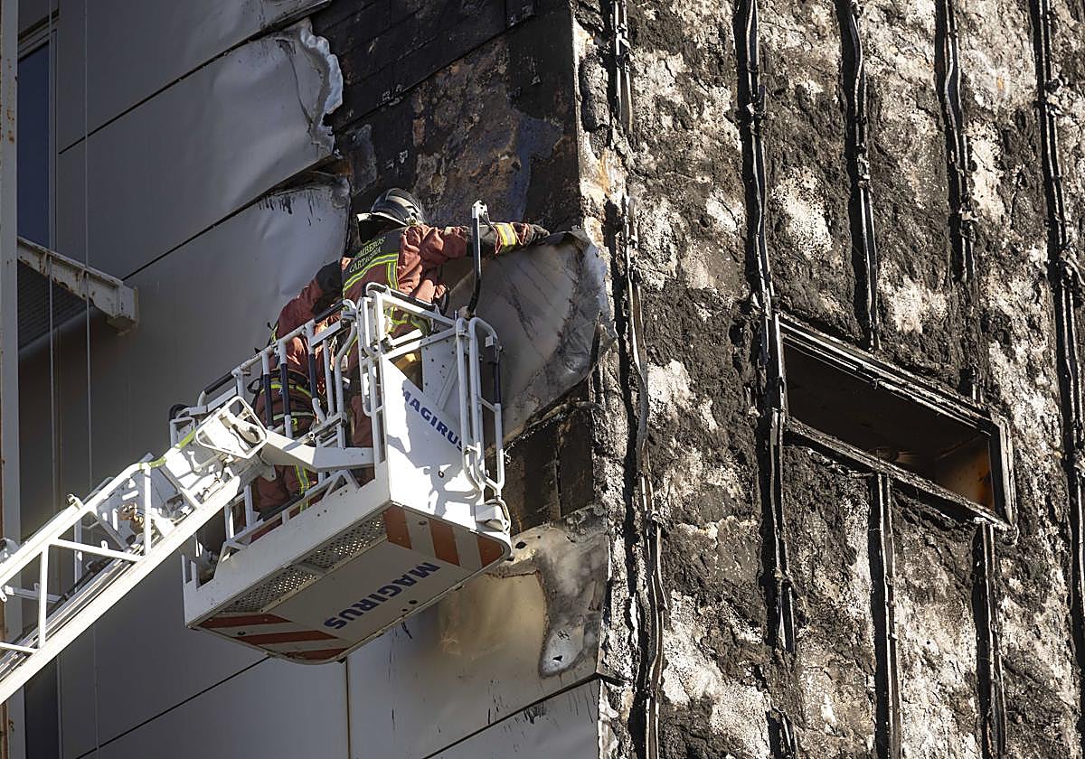 Bomberos retiran placas de aluminio de la fachada del Hsopital Santa Lucía de Cartagena tras el incendio que se ha producido pasadas las ocho de la mañana de este miércoles