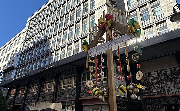 Leonian bouquet in one of the central streets next to the city hall