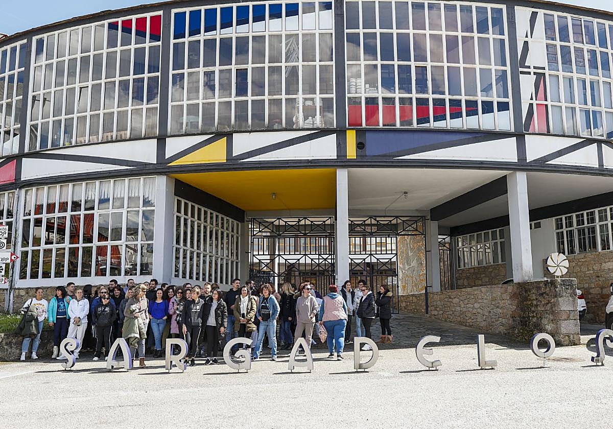 Trabajadores en la entrada de la fábrica de Sargadelos el pasado mes de abril cuando su dueño barajaba el cierre de la planta