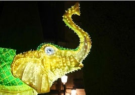 Sancionada con 750 euros por subirse a uno de los 'Elefantes' navideños de Salamanca